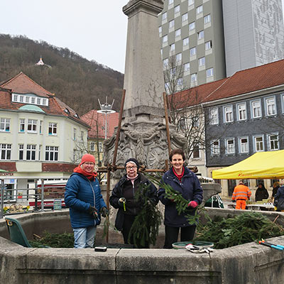 Freie Wähler Suhl beim Osterschmücken am Waffenschmiedbrunnen auf dem Marktplatz Suhl