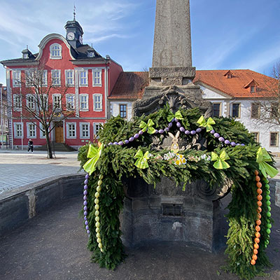 Freie Wähler Suhl schmückten den Waffenschmiedbrunnen am Marktplatz osterbunt (Foto: Andreas Kuhrt)