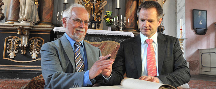 Ehrhard Kretschmann trägt sich 2013 ins Ehrenbuch der Stadt Suhl ein (frankfoto.de)