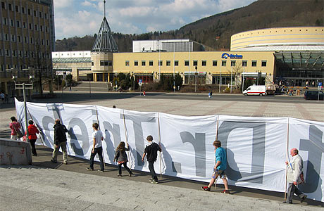 Lebendes Banner auf dem Platz der Deutschen Einheit in Suhl "Wählt Triebel"