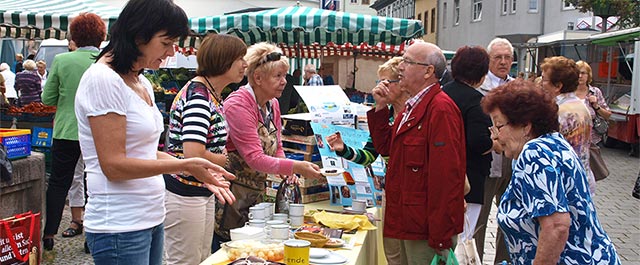 Fair-Trade-Aktion auf dem Marktplatz Suhl (Foto: Holger Uske)