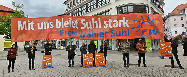 Freie Wähler Suhl mit Banner auf dem Marktplatz (Foto: Brigitte Günkel)